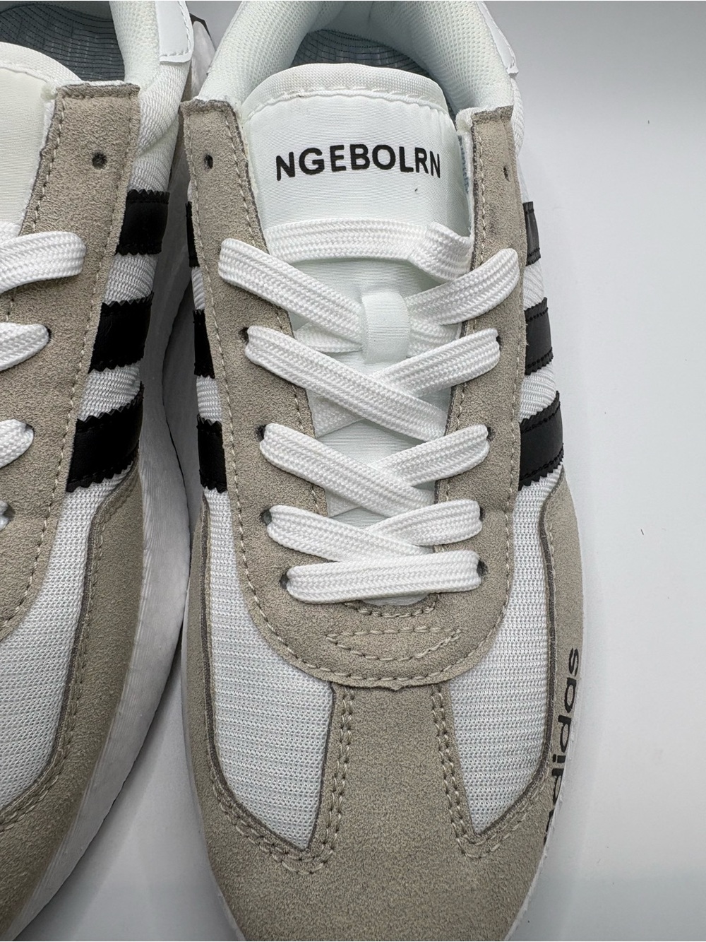 Adidas Men’s Size 7 Beige White Black Sneakers Like New - Picture 7 of 16